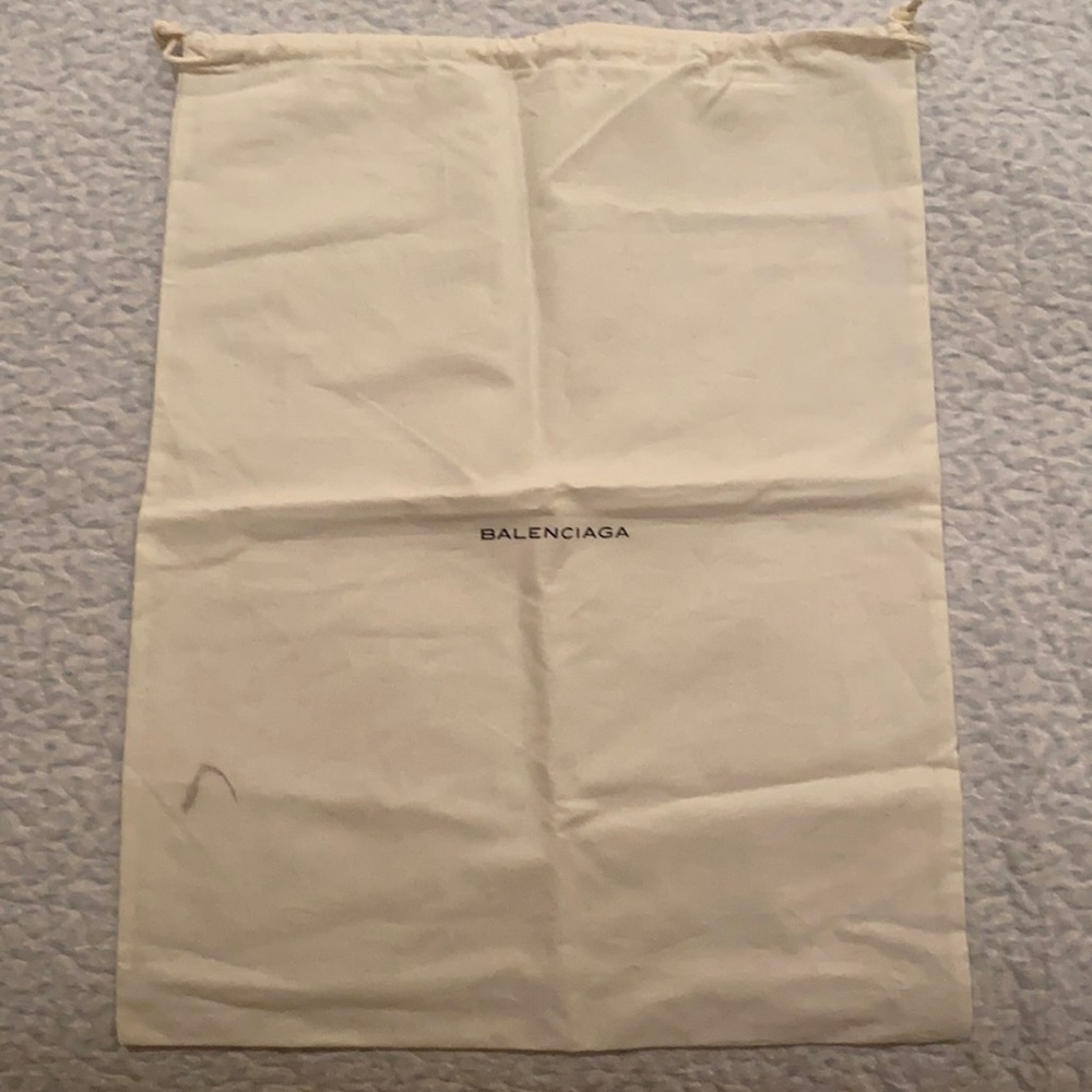 White dust bag